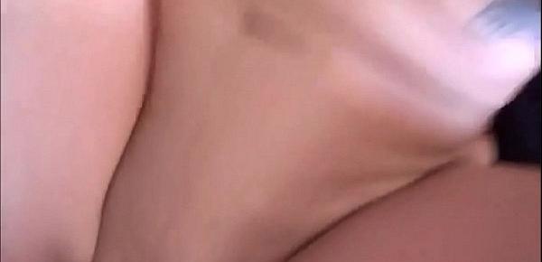  Super madre tetona calienta a su hijo con sus tetas